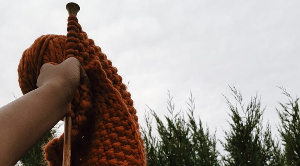Qualité, durabilité, originalité : découvrez l'histoire de nos écharpes tricotées à la main
